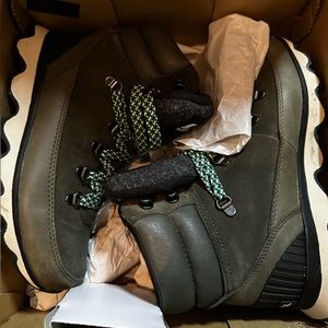 NIB Sorel Kinetic Conquest Waterproof boot: Alpine Tundra